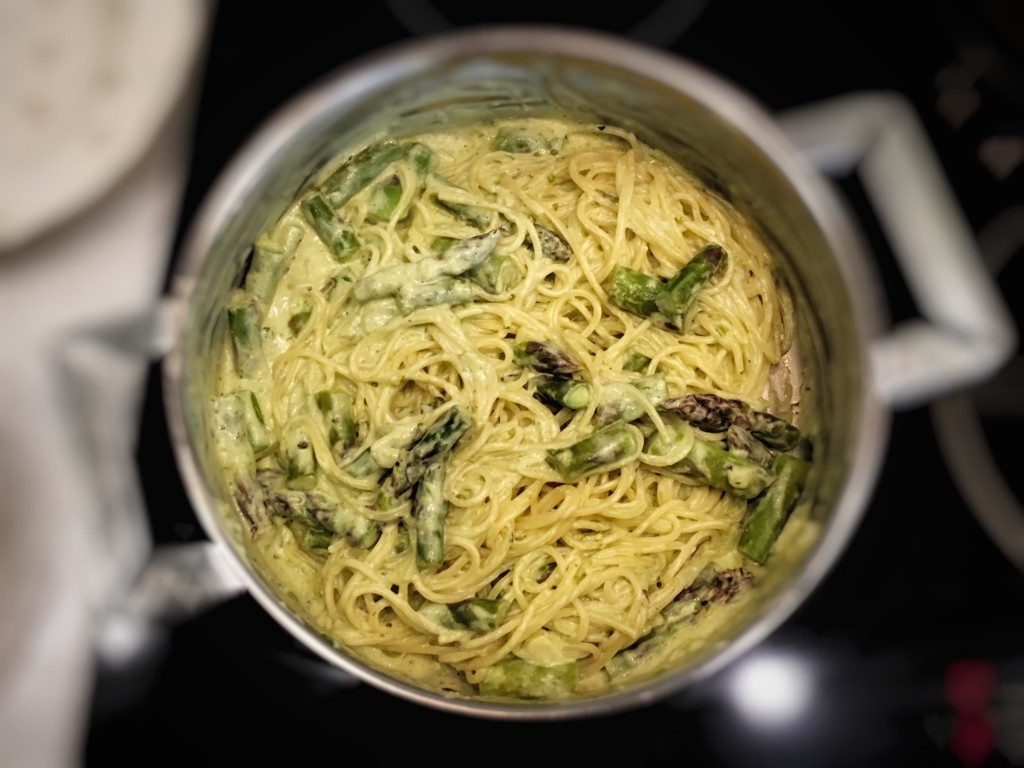 makaron spagetti ze szparagami w sosie śmietanowym