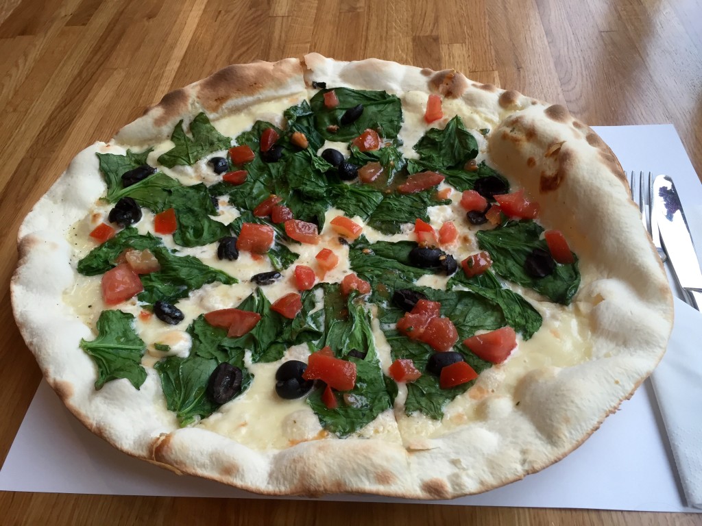pizza z pomidorami i szpinakiem