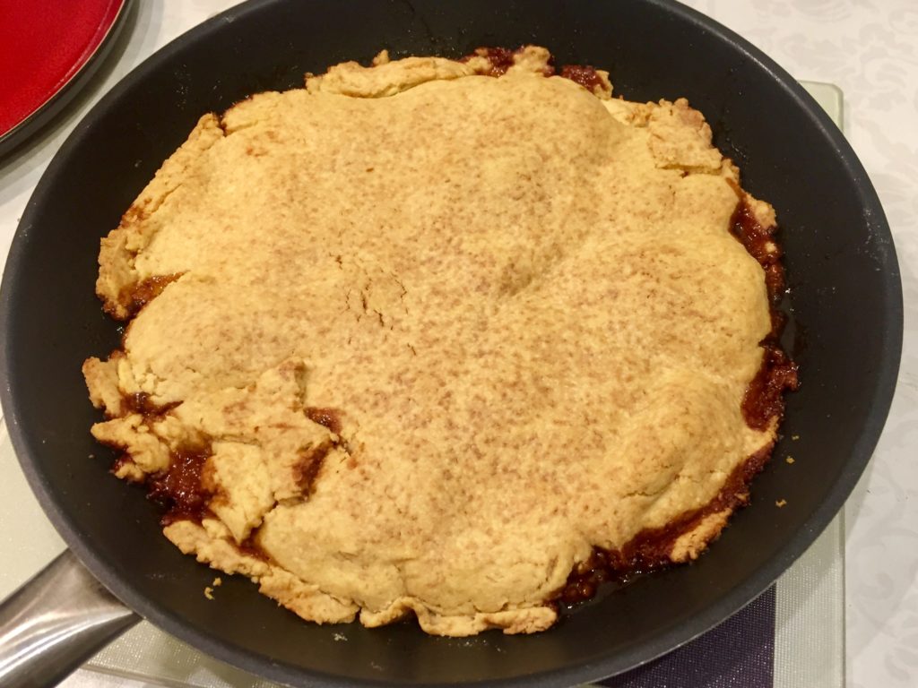 upieczona tarta tatin na patelni