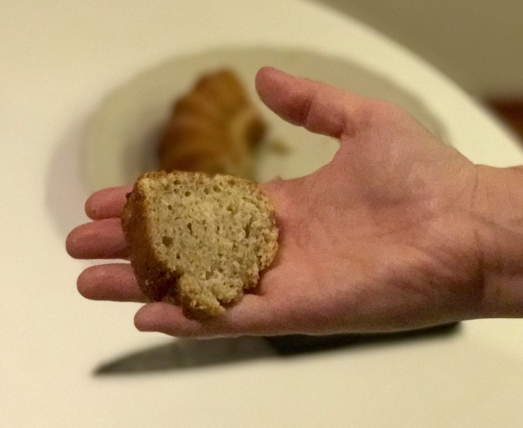 kawalek ciasta bananowego na dłoni